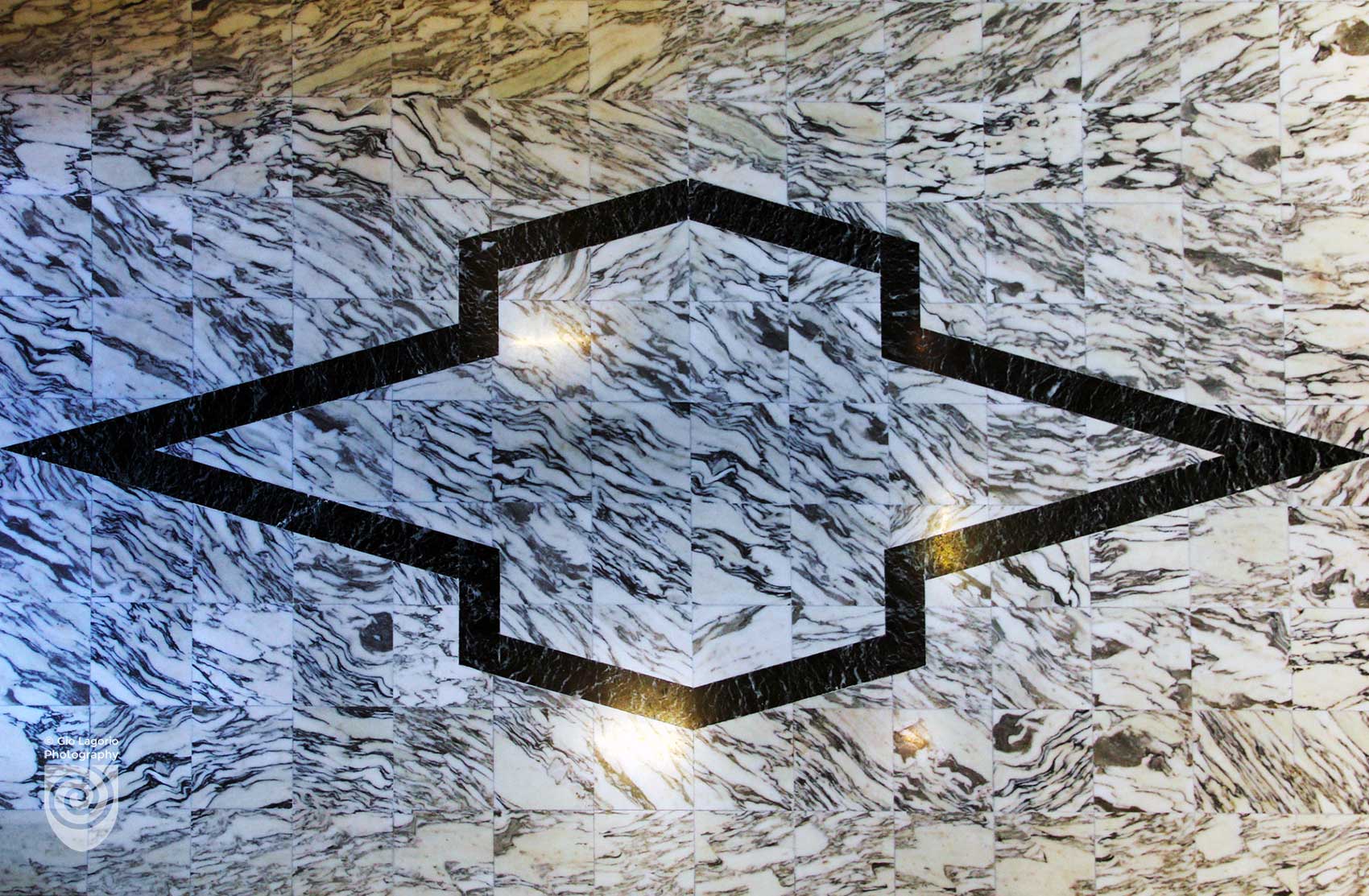 Dettaglio del pavimento in marmo di Carrara